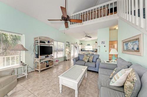Beach House On Bay - 303 North Bay Blvd