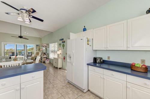 Beach House On Bay - 303 North Bay Blvd