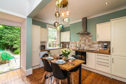 Grade2 Listed Home W/garden +parking In City