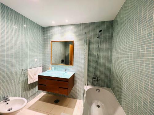 Luxurious 2 Bedroom Marina Village Apartment