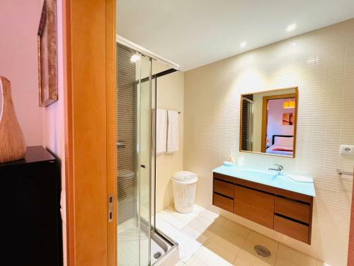 Luxurious 2 Bedroom Marina Village Apartment