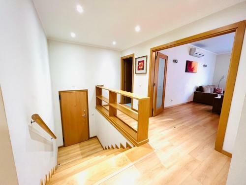 Luxurious 2 Bedroom Marina Village Apartment