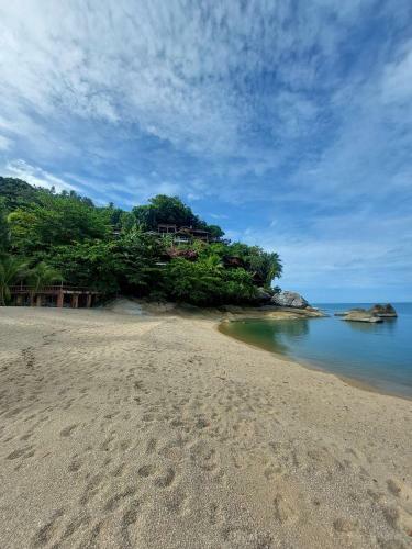Meditative Bungalow On The Mountain By Tan Sadet Beach