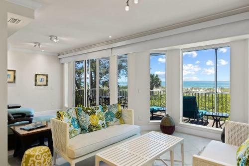 A Saba Wind South- Oceanfront Estate With Pool On Captiva Island
