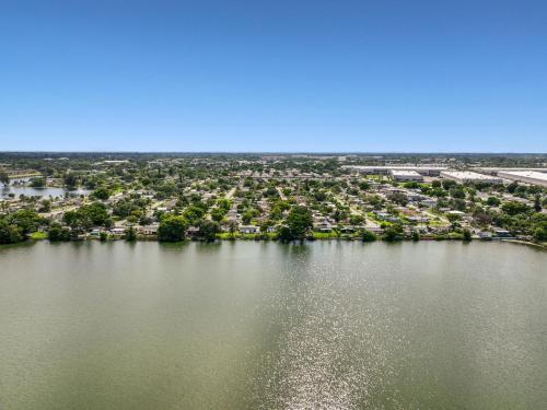 Cheerful 2 Bedroom Lakehouse Home Woffice Space