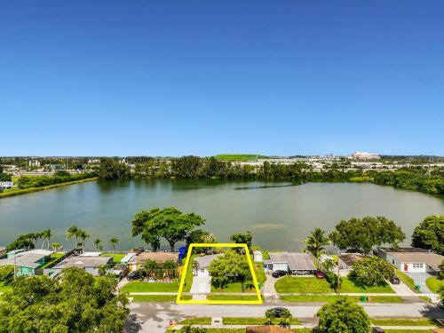 Cheerful 2 Bedroom Lakehouse Home Woffice Space