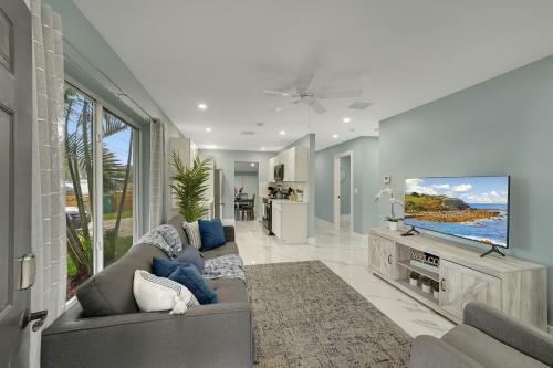 Cheerful 2 Bedroom Lakehouse Home Woffice Space