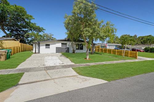 Cheerful 2 Bedroom Lakehouse Home Woffice Space