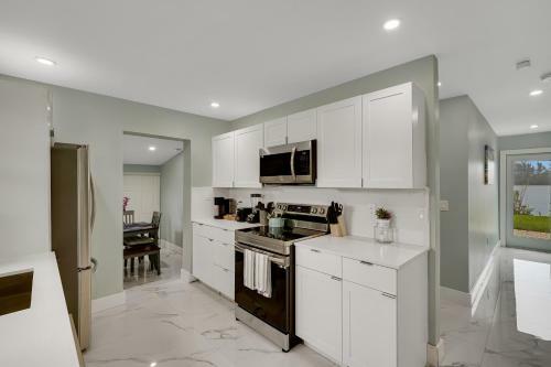 Cheerful 2 Bedroom Lakehouse Home Woffice Space