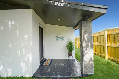 Cheerful 2 Bedroom Lakehouse Home Woffice Space
