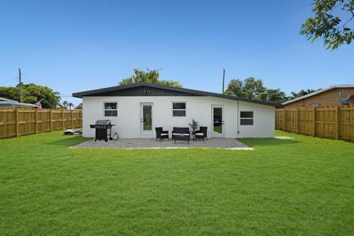 Cheerful 2 Bedroom Lakehouse Home Woffice Space