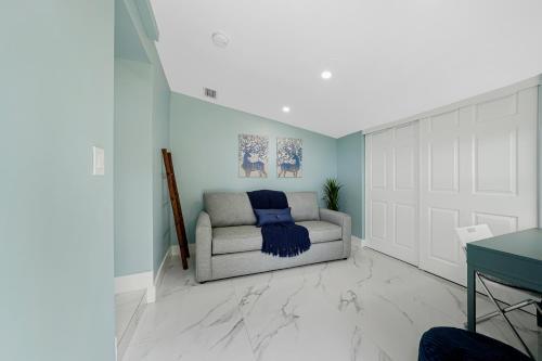 Cheerful 2 Bedroom Lakehouse Home Woffice Space