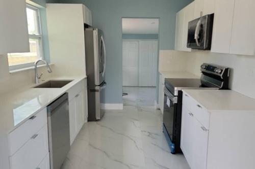 Cheerful 2 Bedroom Lakehouse Home Woffice Space