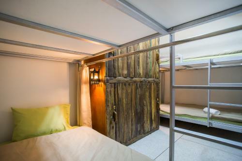 Banthat Thong Hostel