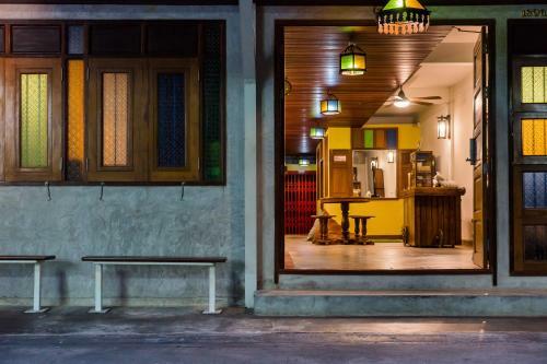 Banthat Thong Hostel