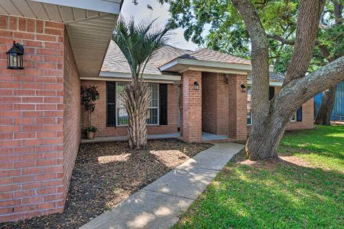 Modern Gulf Breeze Getaway Patio, Near Beach