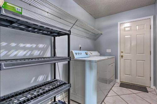 Modern Gulf Breeze Getaway Patio, Near Beach