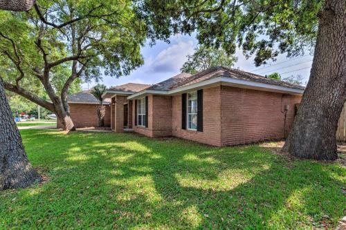 Modern Gulf Breeze Getaway Patio, Near Beach