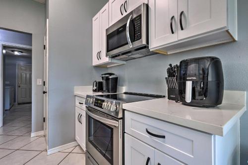 Modern Gulf Breeze Getaway Patio, Near Beach
