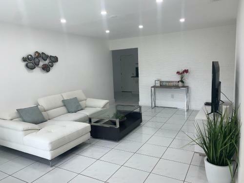 Beautiful 3bed/2 Bath Hallandale Beach Home