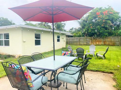 Beautiful Coastal Cottage Near Downtown & Beaches!