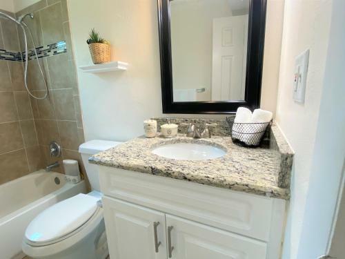 Beautiful Coastal Cottage Near Downtown & Beaches!