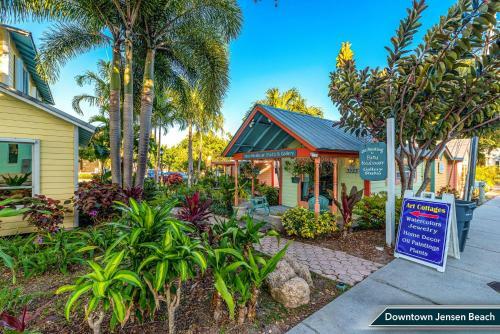 Beautiful Coastal Cottage Near Downtown & Beaches!