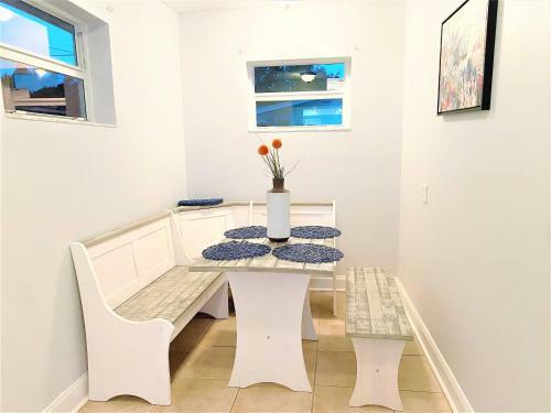 Beautiful Coastal Cottage Near Downtown & Beaches!