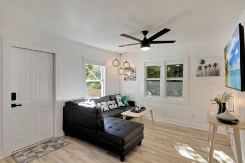 Villa Moderntropic 2bd/1ba Near Beach W/ Fence Yard/deck