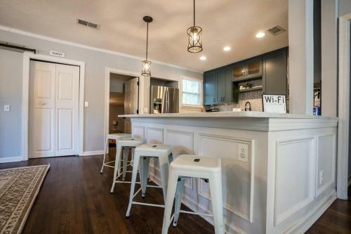 Renovated Riverside Retreat 4br - 2ba - Avondale Home