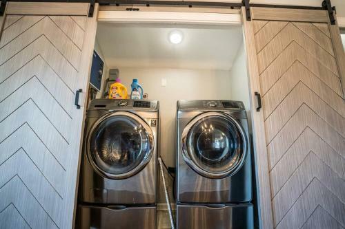 Renovated Riverside Retreat 4br - 2ba - Avondale Home