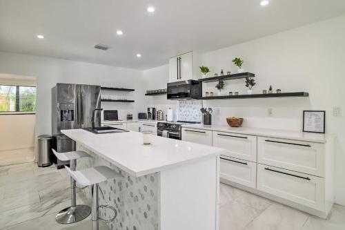 Fort Lauderdale Home Near Shops, Cafes, Beach