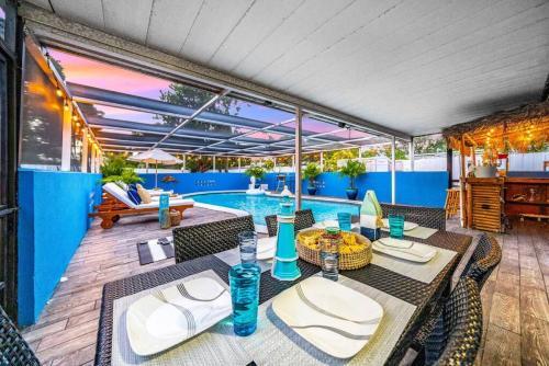 Pool And Hot Tub Just 10 Close To All