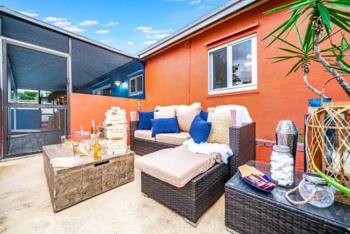 Pool And Hot Tub Just 10 Close To All