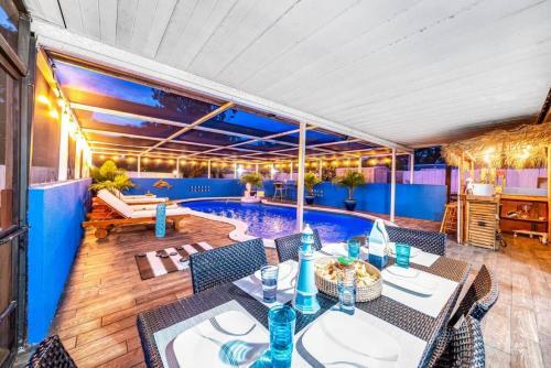 Pool And Hot Tub Just 10 Close To All