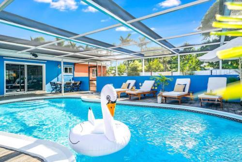Pool And Hot Tub Just 10 Close To All