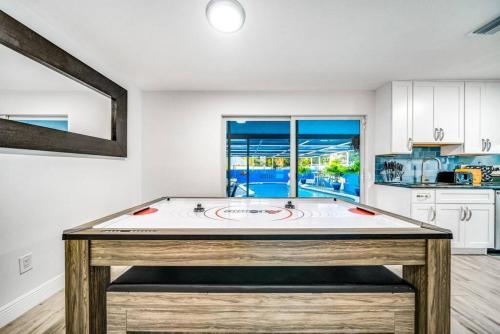 Pool And Hot Tub Just 10 Close To All