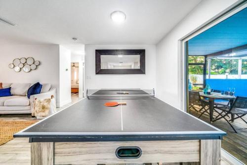 Pool And Hot Tub Just 10 Close To All
