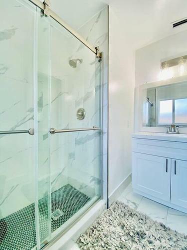 Spacious 4br/3ba. Approx. 5 Mins From Beach, Downtown, Airport, Etc!