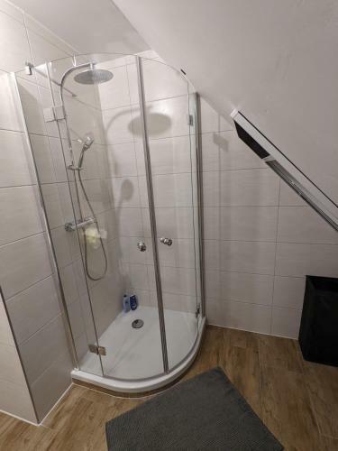 Gro�es Zimmer Mit Eigenem Bad/flur