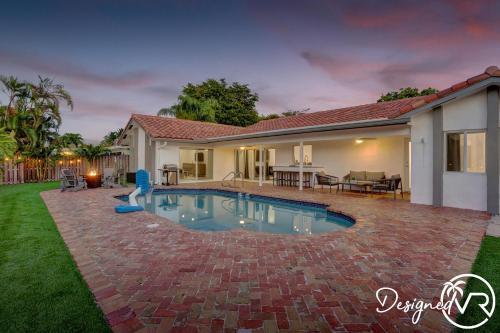 6br Tropical Oasis With Private Heated Pool & Gameroom