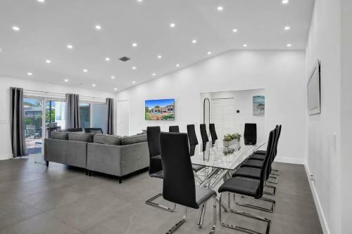 6br Tropical Oasis With Private Heated Pool & Gameroom
