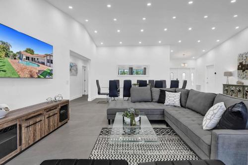 6br Tropical Oasis With Private Heated Pool & Gameroom