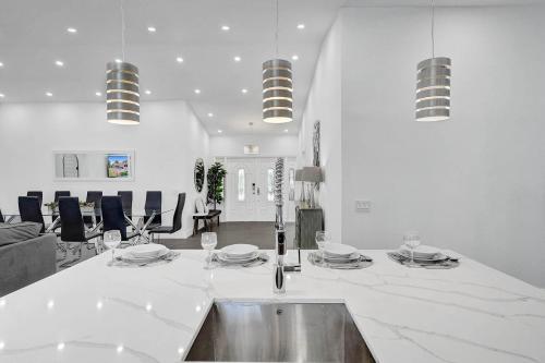 6br Tropical Oasis With Private Heated Pool & Gameroom