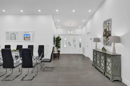 6br Tropical Oasis With Private Heated Pool & Gameroom