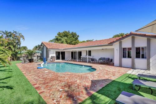 6br Tropical Oasis With Private Heated Pool & Gameroom