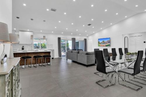 6br Tropical Oasis With Private Heated Pool & Gameroom
