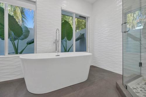 6br Tropical Oasis With Private Heated Pool & Gameroom