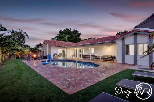 6br Tropical Oasis With Private Heated Pool & Gameroom