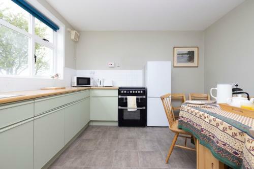 Altido Gorgeous Cottage With Garden & Great Views